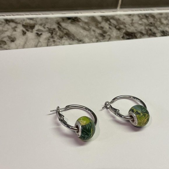 Women’s Clay Green Bead Silver Tone Hoop Signed Viva Beads - Picture 8 of 9